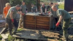 Добровольцы помогли жителям села Колхозное привести в порядок жилье после циклона 