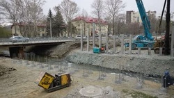 На проспекте Мира в Южно-Сахалинске продолжается капитальный ремонт моста