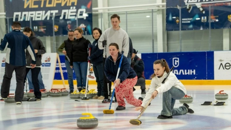Главное — это чувство опоры»: семьи участников СВО осваивают кёрлинг в Южно-Сахалинске