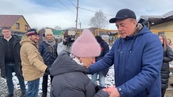  Валерий Лимаренко вручил ключи новоселам в Анивском районе