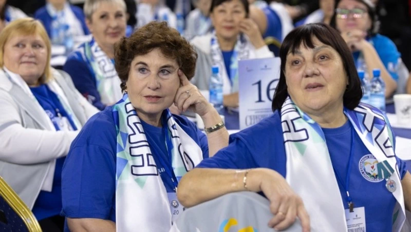 Валерий Лимаренко вручил награды лучшим серебряным добровольцам Сахалина и Курил