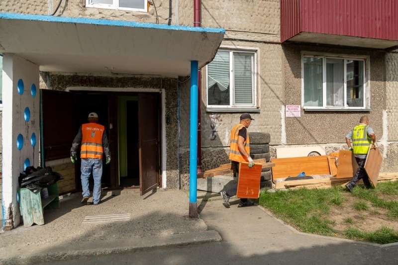 Южно-Сахалинск активизирует работу по расчистке и ремонту подвалов многоквартирных домов