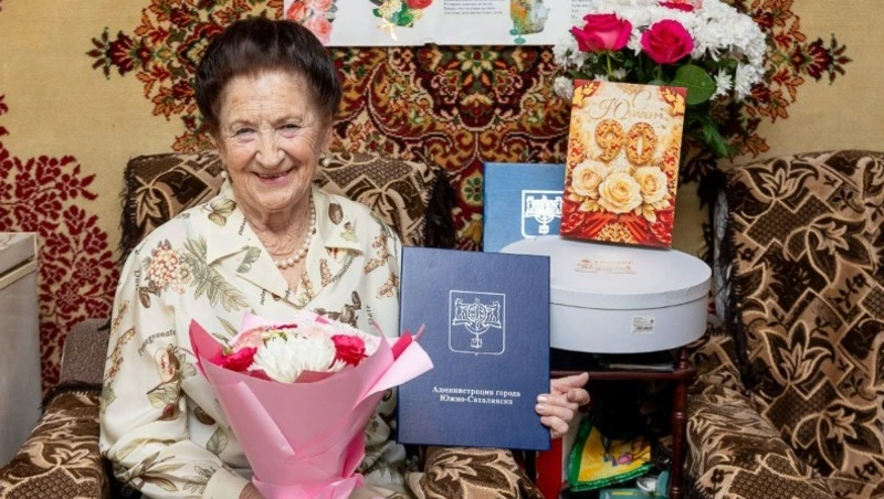 «Отличник просвещения» Валентина Лызак из Южно-Сахалинска празднует 90-летие