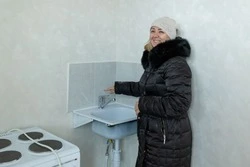 Жители старого дома в Луговом осмотрели свою новую квартиру
