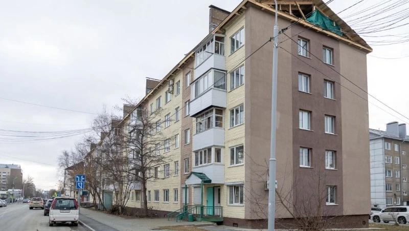 Дом на улице Поповича в Южно-Сахалинске войдёт в зиму с утепленным фасадом