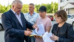 В нескольких дворах Ново-Александровска обновляют детские площадки