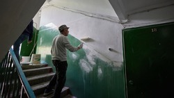 В Южно-Сахалинске продолжают приводить в порядок подъезды многоквартирных домов