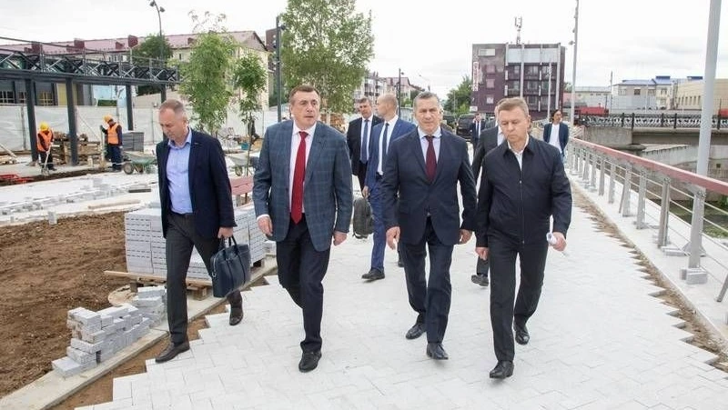 Сергей Надсадин рассказал Юрию Трутневу о благоустройстве набережной реки Рогатки