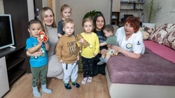 «Бабушка особого назначения» помогает соседкам растить детей