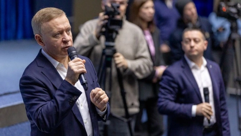 Валерий Лимаренко и Сергей Надсадин встретились с жителями Южно-Сахалинска