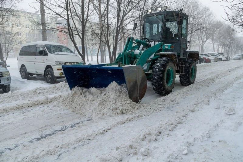 В круглосуточном режиме: порядка 100 единиц техники задействовано на расчистке Южно-Сахалинска
