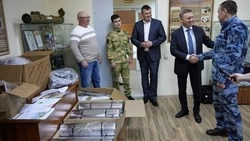 В администрации Южно-Сахалинска собрали подарки для бойцов, направляющихся в зону СВО
