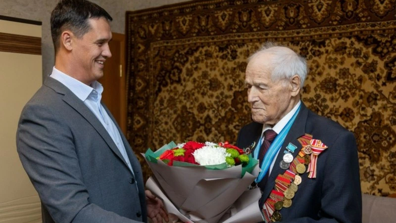 В Южно-Сахалинске поздравили с 99-летием ветерана Великой Отечественной войны Вячеслава Гаврилова