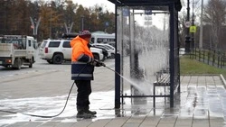 В Южно-Сахалинске моют автобусные павильоны до наступления морозов