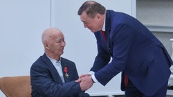 Сахалинский губернатор поздравил с 90-летним юбилеем нивхского писателя Владимира Санги
