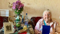 Южносахалинку Нину Солдаткину отметили наградой за полувековой медицинский стаж