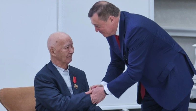 Сахалинский губернатор поздравил с 90-летним юбилеем нивхского писателя Владимира Санги