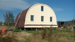 Бывший житель Украины в одиночку построил  в Старорусском дом из пенопласта