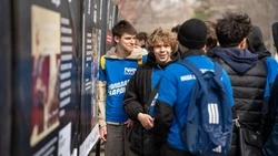  В Южно-Сахалинске торжественно открыли фотовыставку, посвященную «Диктанту Победы»