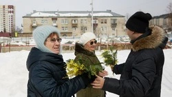 8 марта южносахалинкам на улицах города вручали ветки мимозы