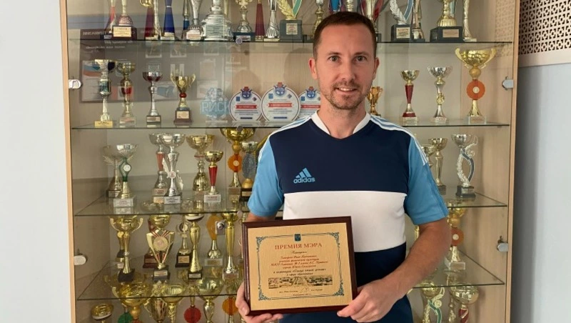 Педагог гимназии № 1 Южно-Сахалинска Иван Тимофеев получил премию мэра