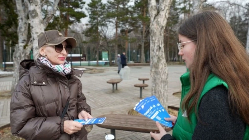 Волонтёры ФКГС помогают жителям Южно-Сахалинска проголосовать за объекты благоустройства