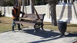 Более 60 скамеек и урн вернутся на улицы Южно-Сахалинска после зимы