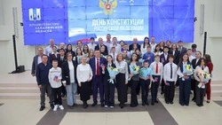 В День Конституции губернатор Сахалинской области вручил паспорта отличившимся школьникам
