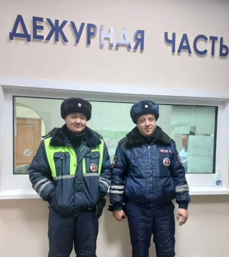 Инспекторы  ГИБДД рассказали, как в буран освобождали автоколонны из снежного плена 