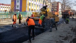 В Южно-Сахалинске приступили к асфальтированию участка улицы Курильской
