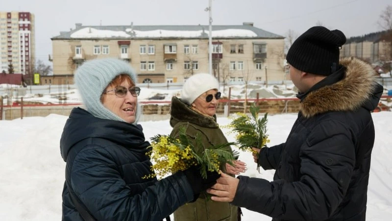  8 марта южносахалинкам на улицах города вручали ветки мимозы