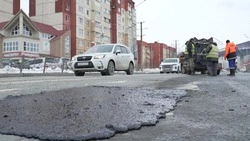 Смеси покрепче: улицы Южно-Сахалинска ремонтируют литым асфальтом