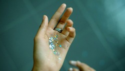 Денежный маникюр на январь-2025: какие оттенки притянут богатство