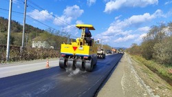 На участке автодороги Дальнее — Елочки — 16 км уложили километр нового асфальта 
