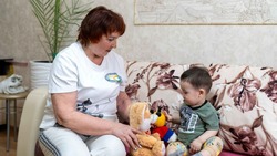 Серебряный волонтер Тамара Жукова из Южно-Сахалинcка помогает соседям присматривать за детьми