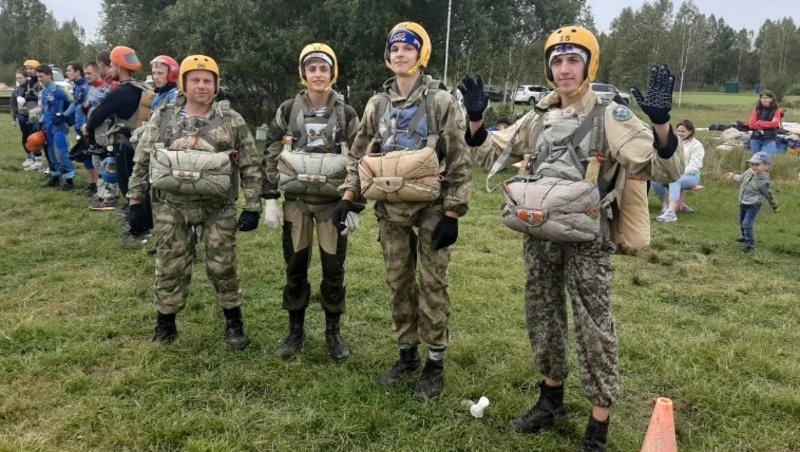 Южно-сахалинский десантник, совершивший 600 прыжков, передает опыт молодежи 