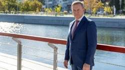 Мэр Южно-Сахалинска Сергей Надсадин поздравил горожан с Днем семьи, любви и верности