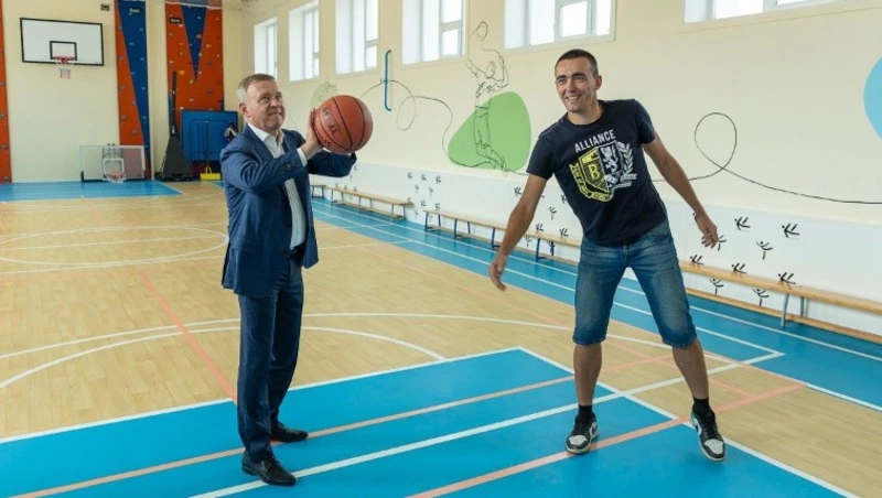 Возможности нового спортивного зала в школе № 5 оценил Сергей Надсадин