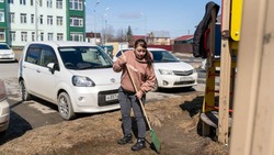 Супруга бойца СВО вдохновила соседей на уборку двора в пригороде Южно-Сахалинска