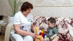 Серебряный волонтер Тамара Жукова из Южно-Сахалинcка помогает соседям присматривать за детьми