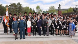 Марш, вальс и прощание со Знаменем: для кадетов Южно-Сахалинска прозвучал последний звонок