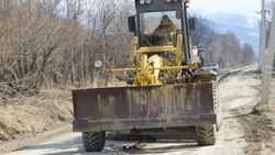 В Южно-Сахалинске продолжают работы по содержанию грунтовых дорог