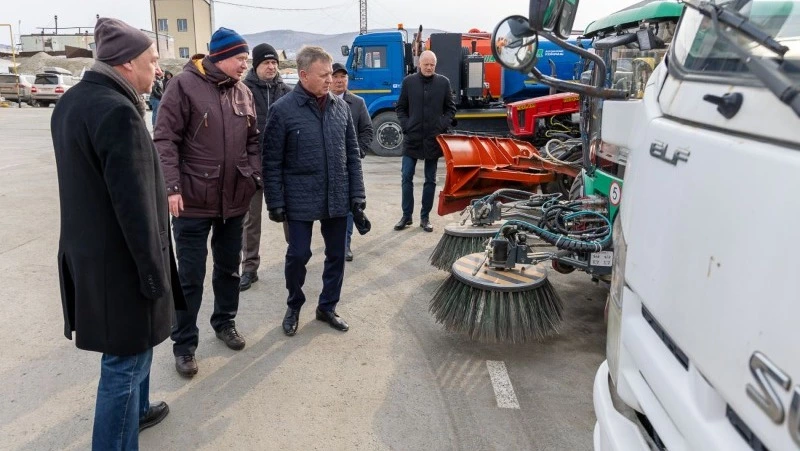 Сергей Надсадин проверил готовность завода им. Федотова к сезону дорожных работ