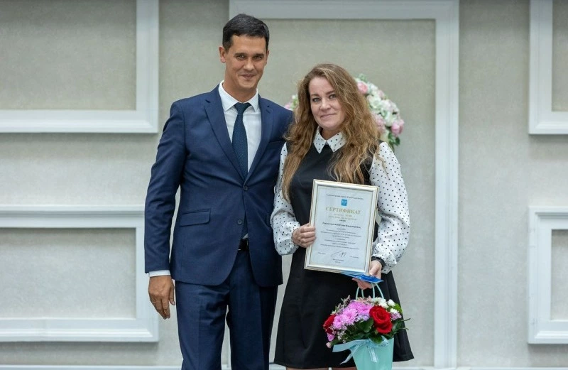 Воспитателя из Южно-Сахалинска Юлию Рождественскую отметили муниципальным знаком отличия