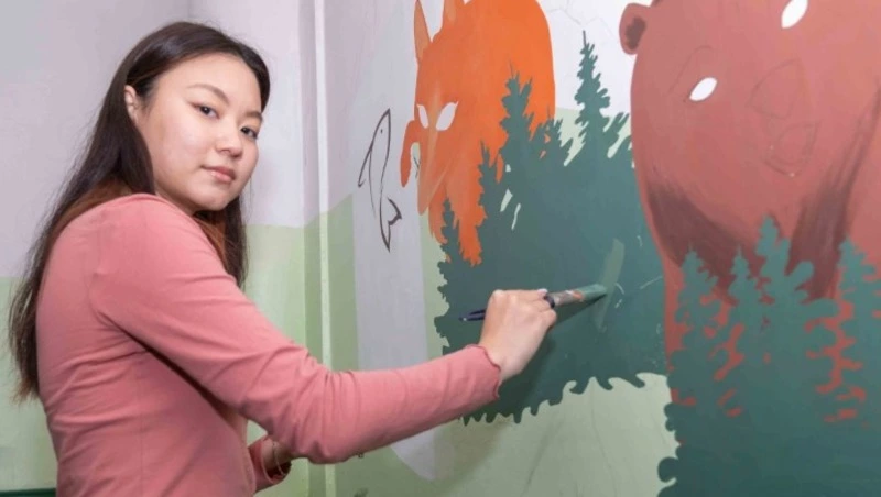 Пейзажи с островным колоритом: школьники расписывают подъезды в Ново-Александровске