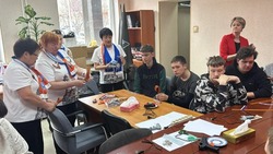 Учащиеся сахалинского техникума изготовили  на мастер-классе нагрудные знаки к 80-летию Победы