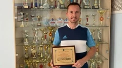 Педагог гимназии № 1 Южно-Сахалинска Иван Тимофеев получил премию мэра