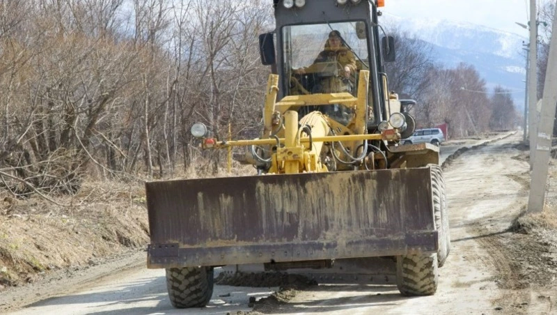 В Южно-Сахалинске продолжают работы по содержанию грунтовых дорог